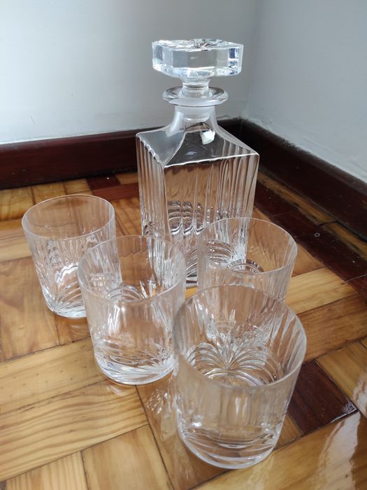 Garrafa de cristal de licor e whisky