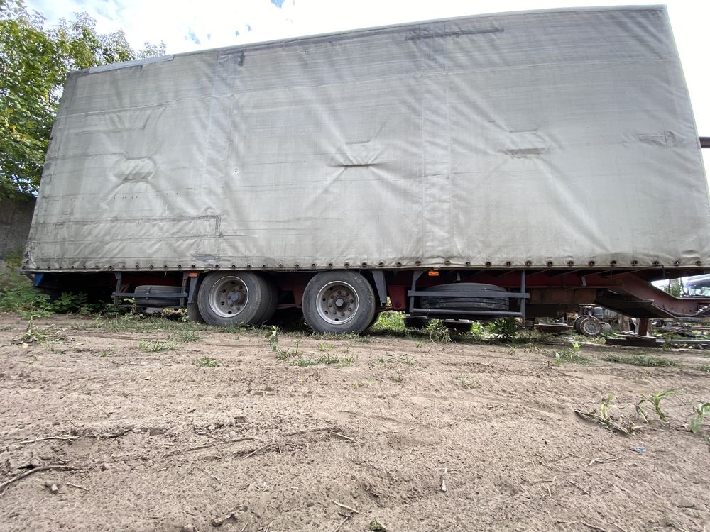 Причіп  вантажівки на ходу з документами