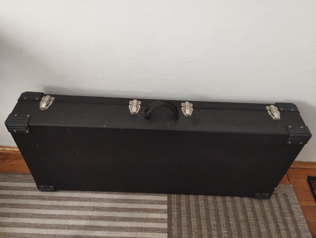 Twardy case na keyboard
