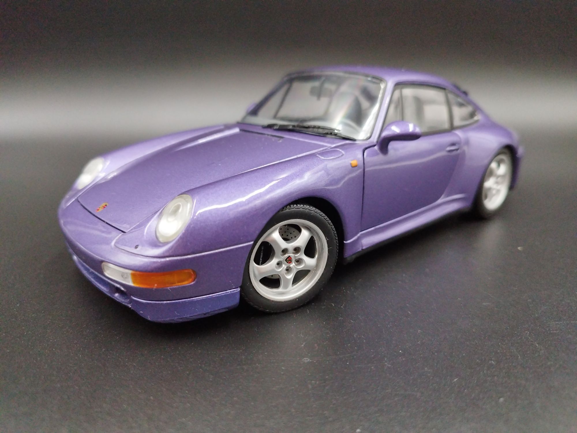 1:18 UT Models Porsche 911  Carrera S  model używany