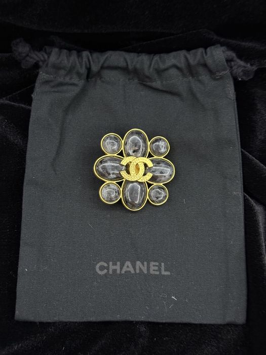 Вінтажна брошка Chanel у вигляді квітки