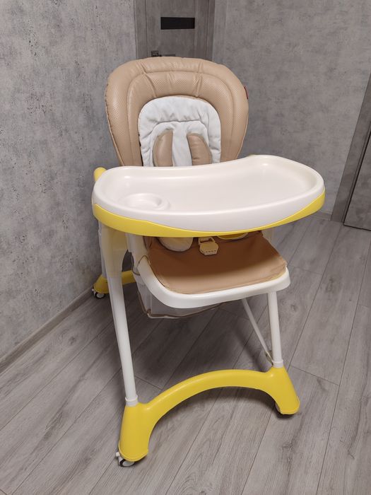 Годувальне крісло, кормильний столик