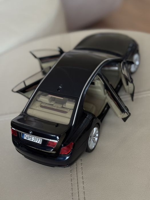 Коллекционная Модель авто BMW 750Li series long (F02), метал.