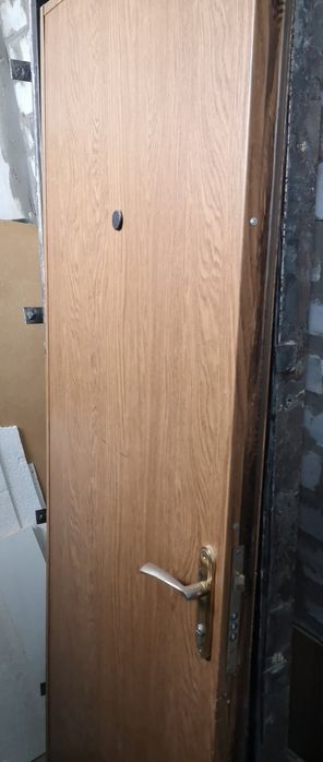 Вхідні двері металеві