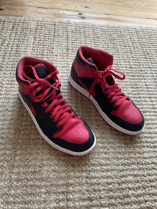 Jordan 1 Mid preto e encarnado (43)