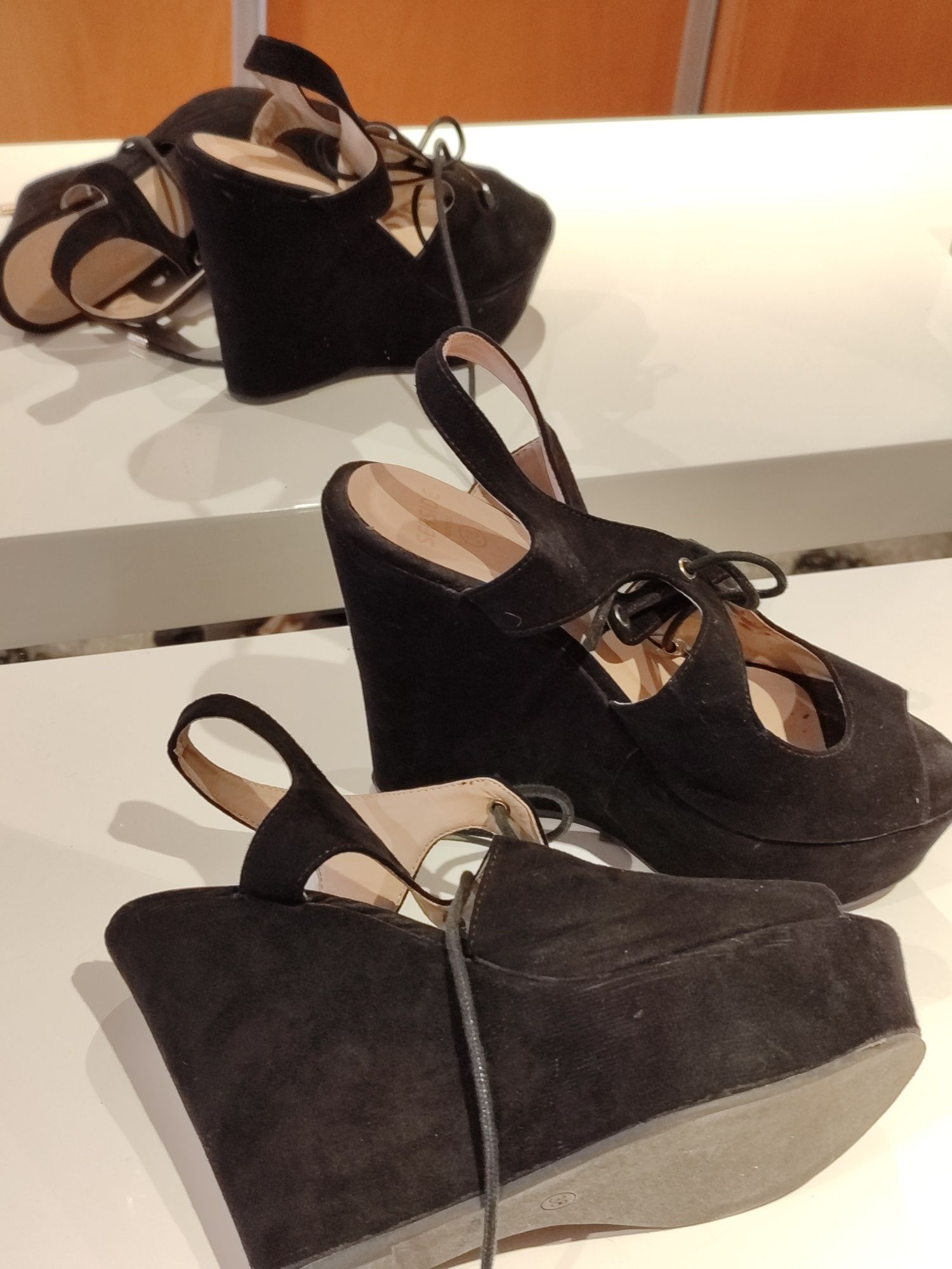 5 pares de sandálias