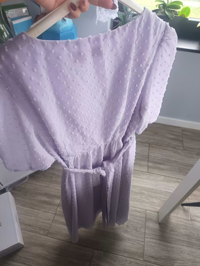 Liliowa sukienka kopertowa