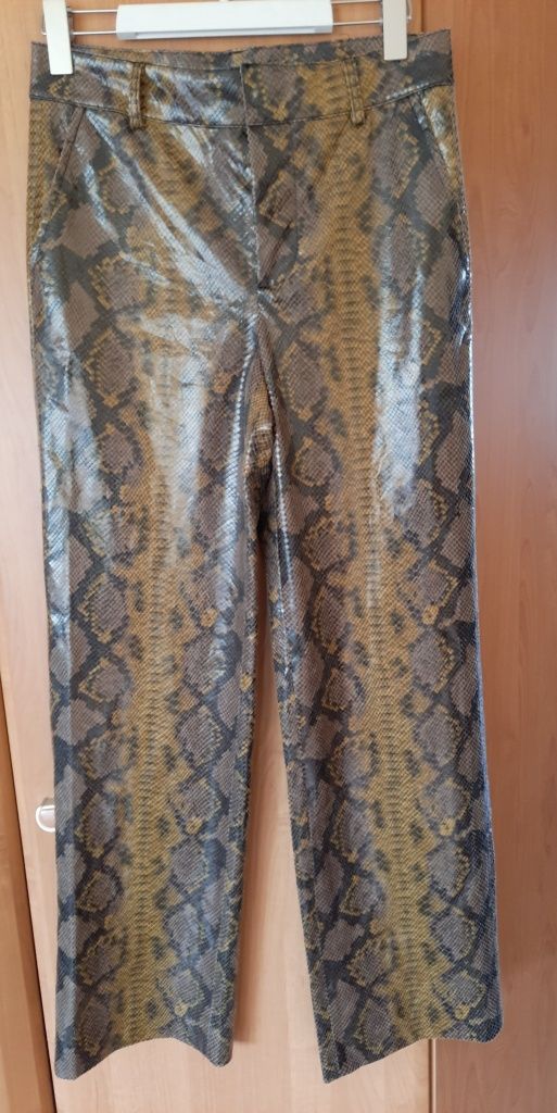 Spodnie skóropodobne z poliestyrelu w panterkę z szerokimi nogawkami