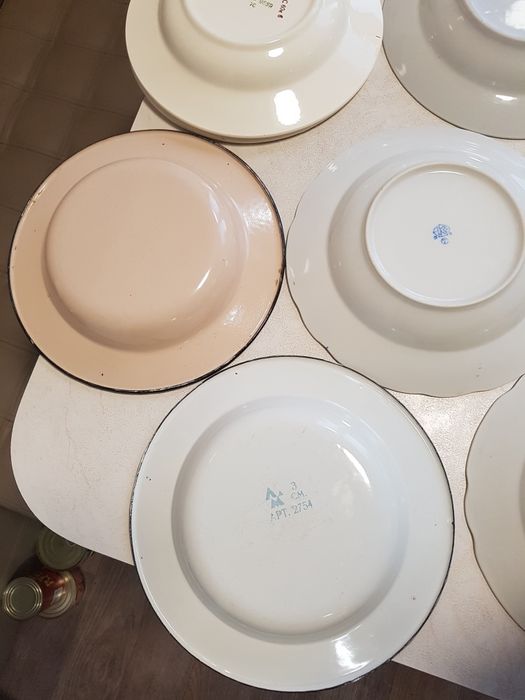 Глибокі раритетні великі тарелі тих часів дуже багато є в оголошеннях