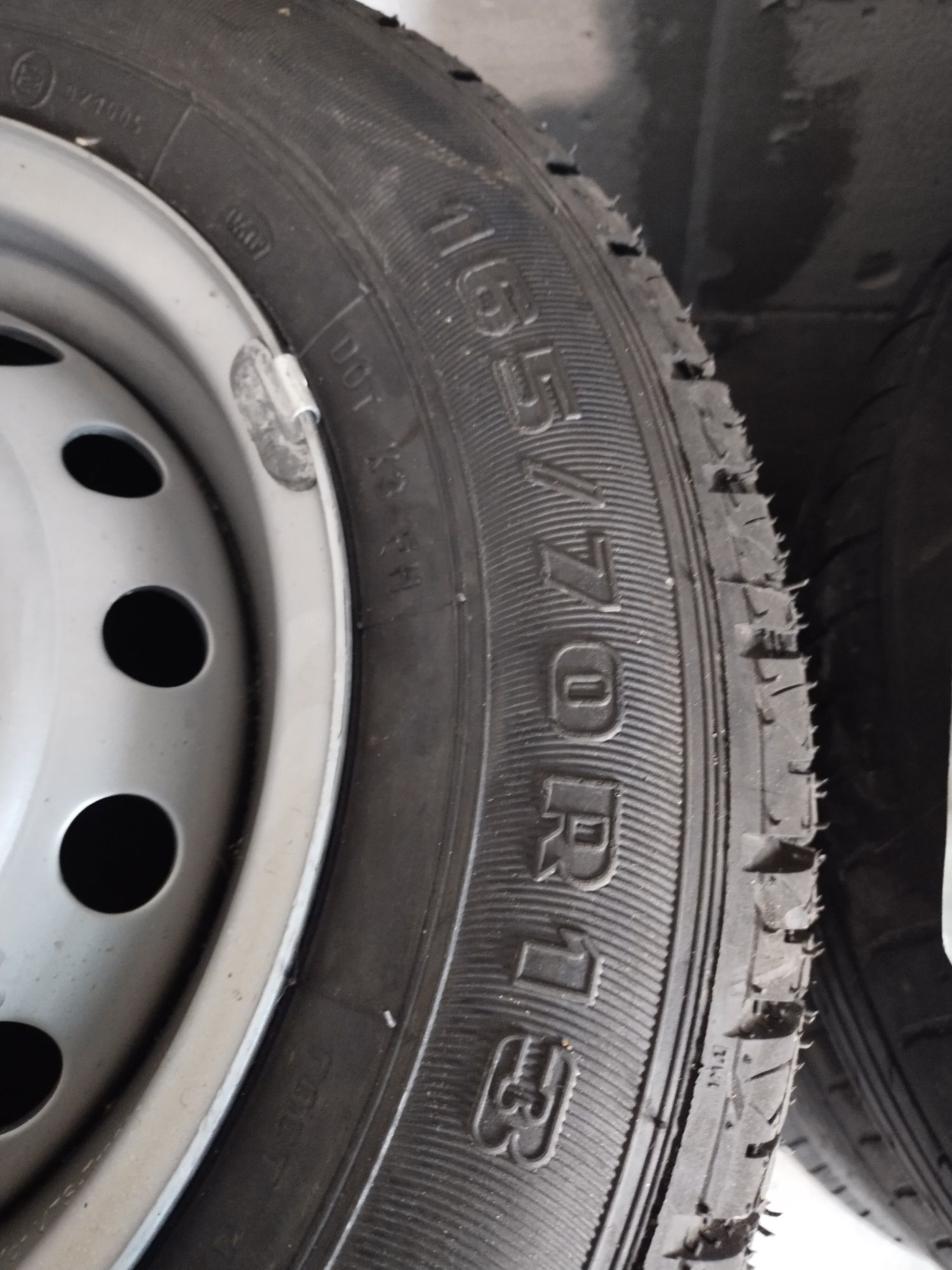 Продам нову резину з новими дисками 165/70R13