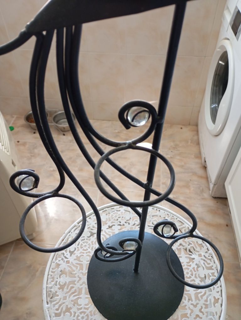 Mesinha em ferro com porta velas