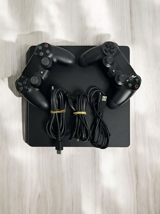 Ігрова PS 4 на 1 tb з діома джойстиками