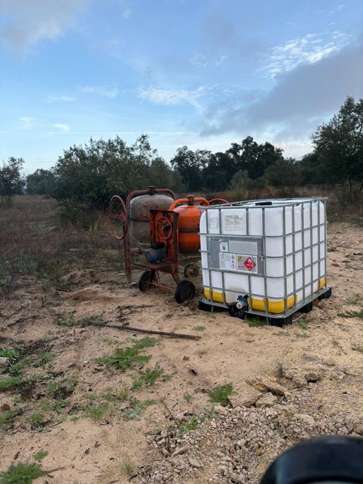 Duas betoneiras e um bidão de 1000L