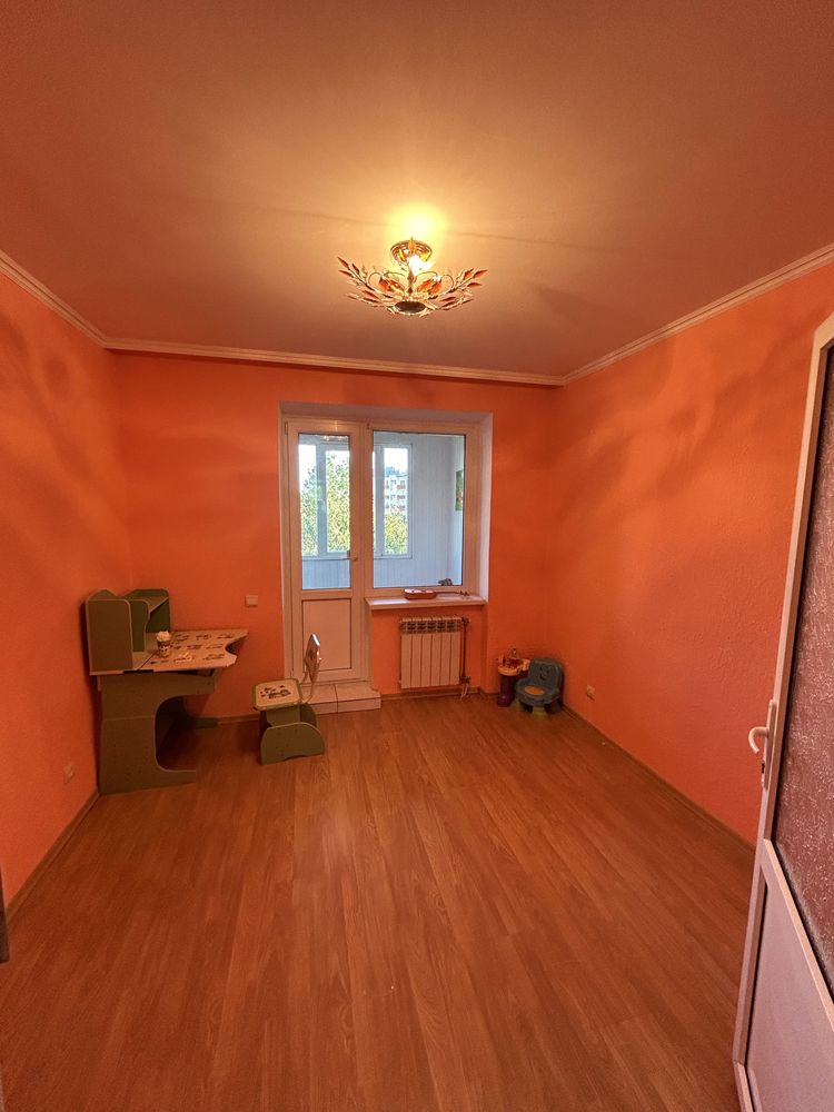 Продається трьох кімнатна квартира в м. Виноградів , черняховка 3 прх
