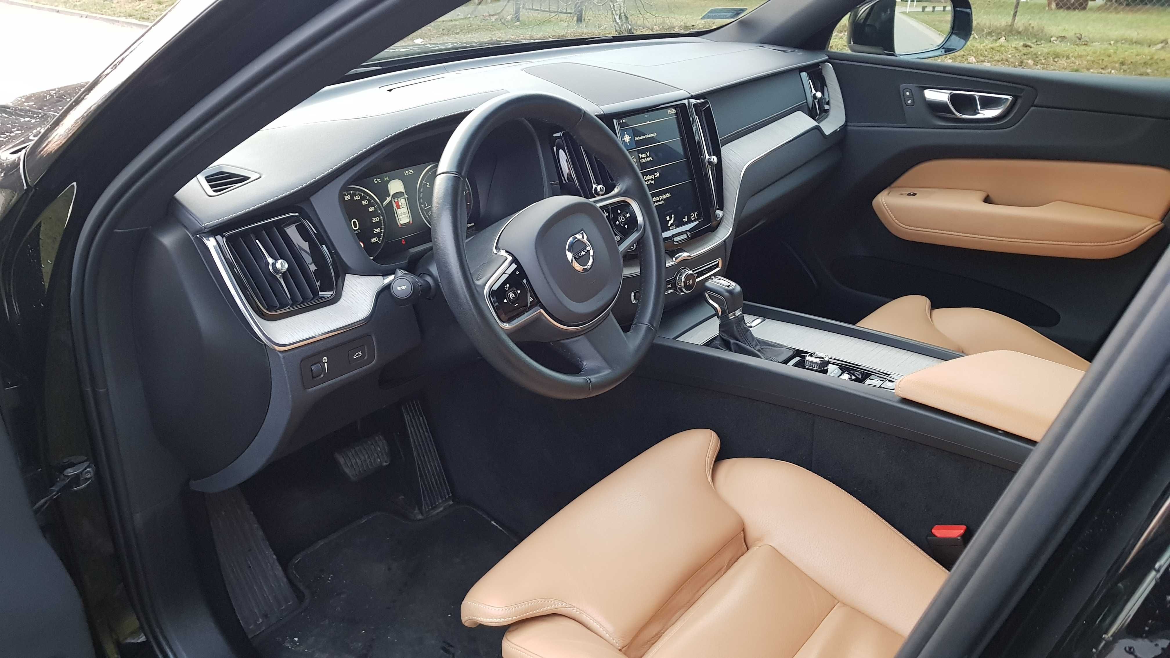 Wypożyczalnia aut oferuje Volvo XC60 Inspriction