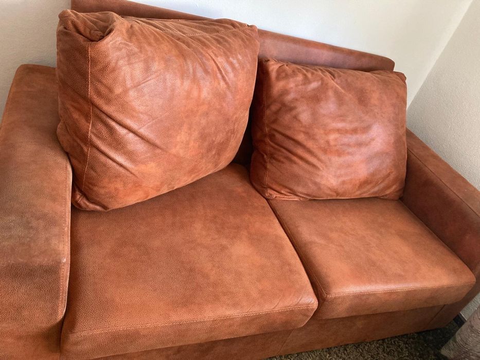 Sofá em Pele - Estado: Praticamente Novo
