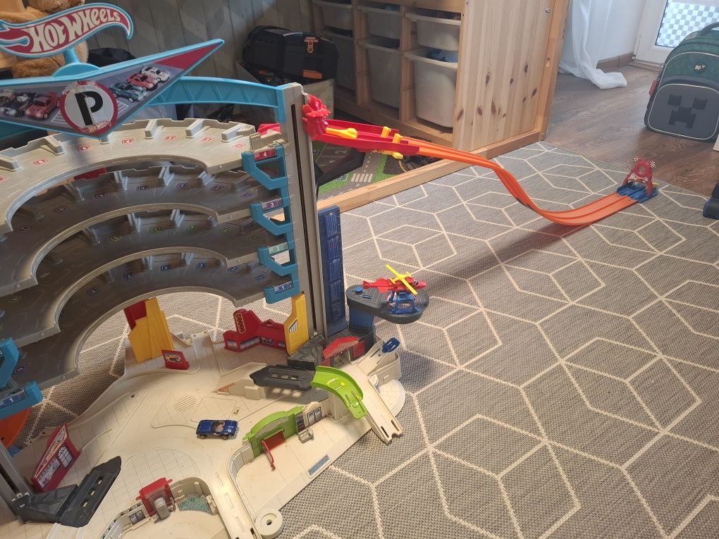 Трек Гараж Hot Wheels