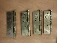Dobradiças de porta douradas