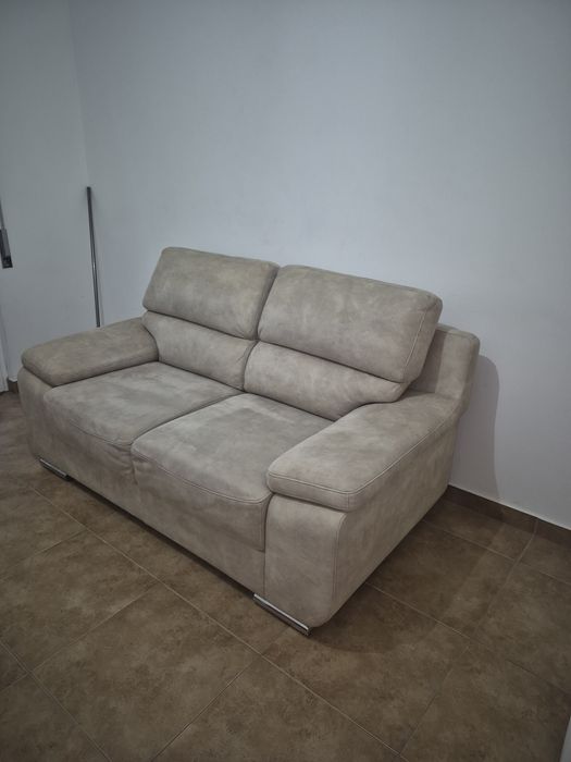 Sofá de 2 lugares bege