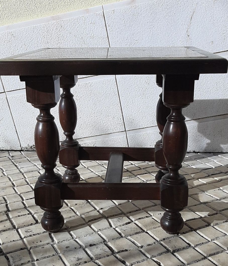 Mesa de apoio com tampo em mármore rosa e cinza