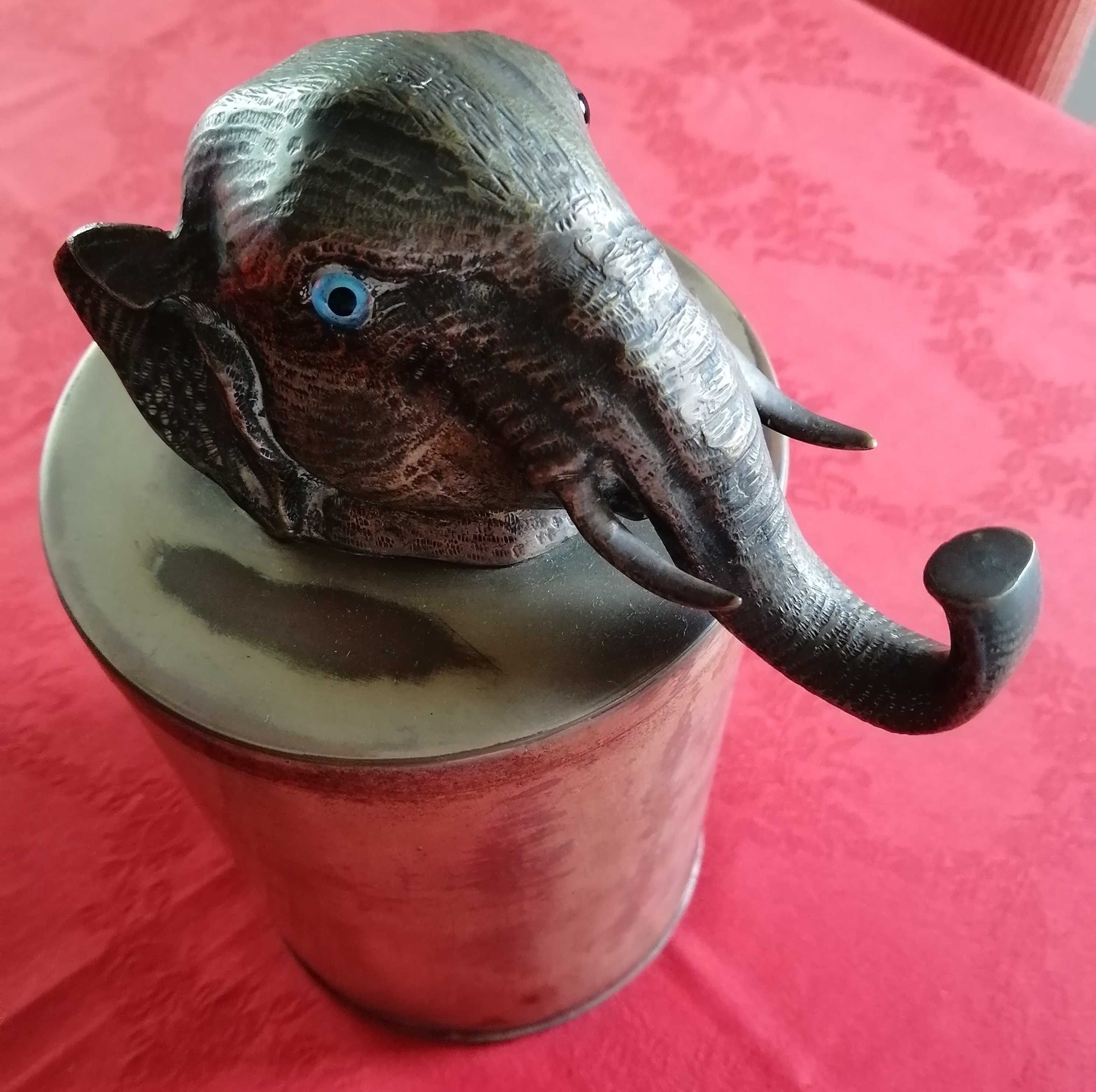 Caixa Antiga com escultura
