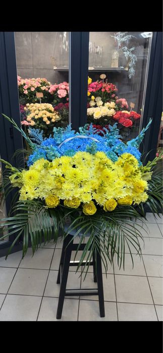 Ритуальнні,похоронні вінки та корзини з живих квітів.