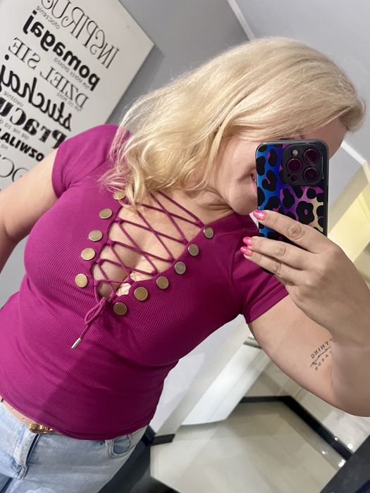 Nowa bluzka La Pia – fuksja, sznurowany dekolt, kobiecy fason!