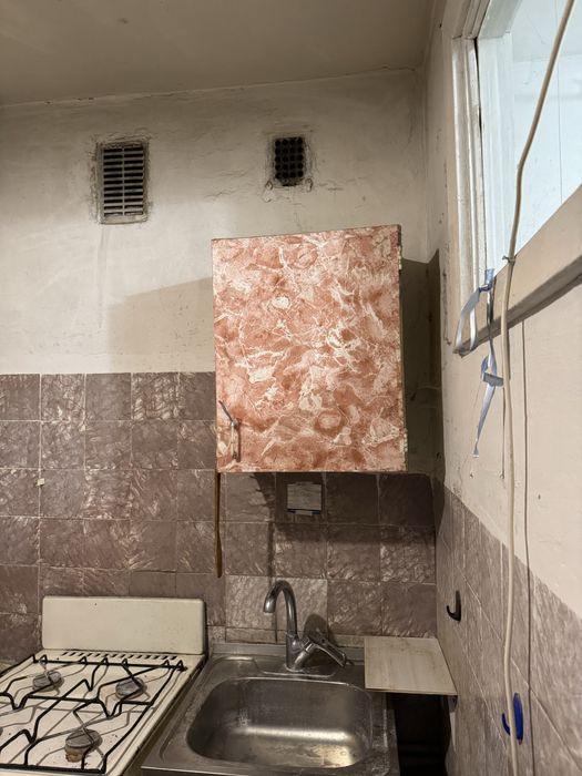 Кухонні тумби та стіл