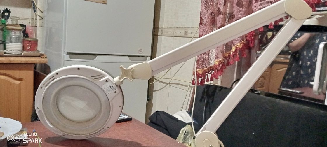 ЛЕД лампа с увеличением с ножкой