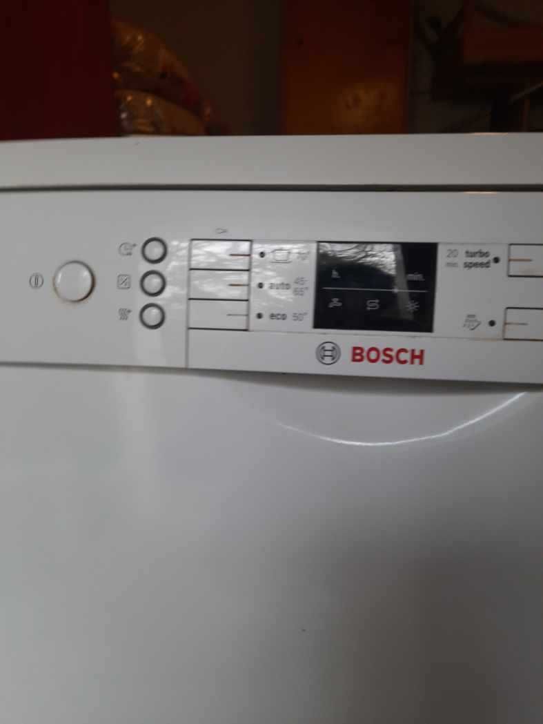 Sprzedam zmywarkę typu Bosch SMS53L62EU w idealnym stanie.
