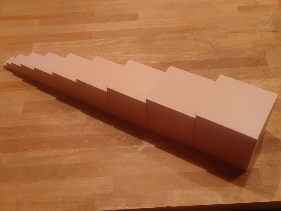 Różowa wieża z Warsztatu Montessori