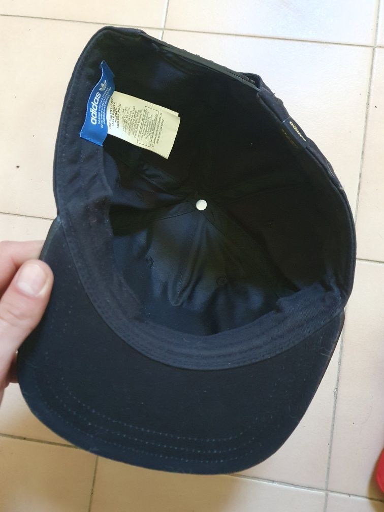 Chapéu adidas preto e dourado