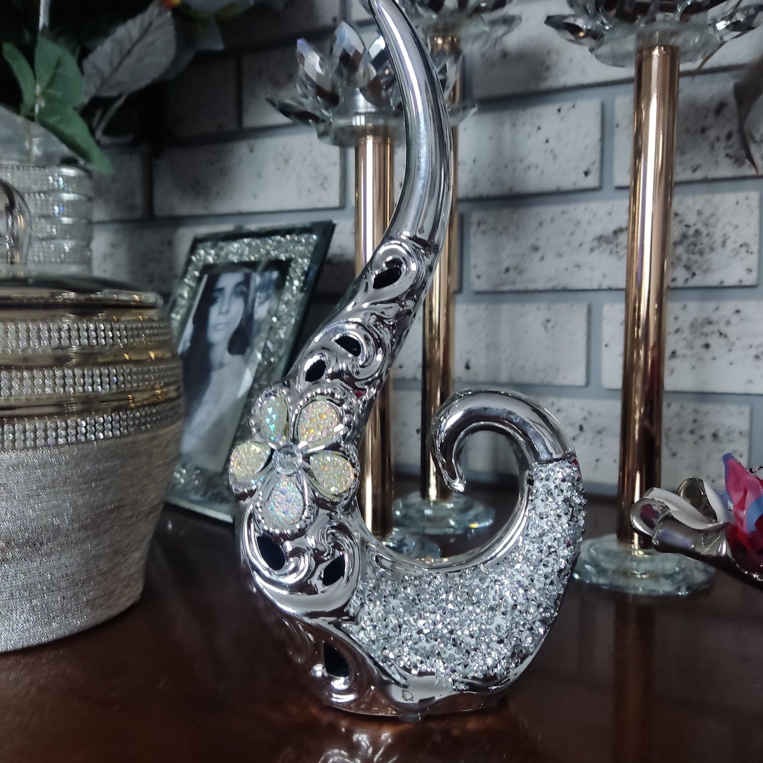 Figurka dekoracyjna srebrna z błyszczącymi kryształkami Glamour nowa