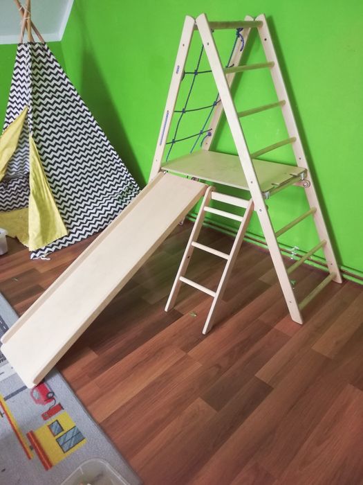Domowy plac zabaw trójkąt zjeżdżalnia wspinaczka