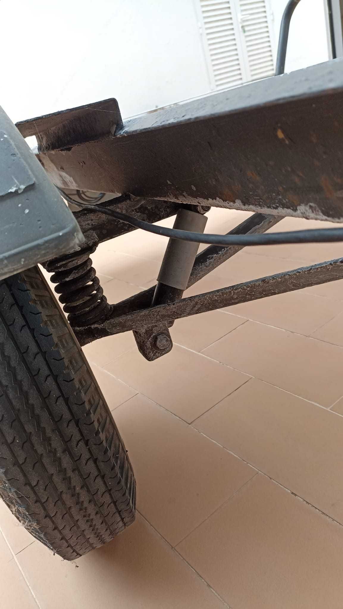 Reboque para motocicleta com três trilhos de dois metros