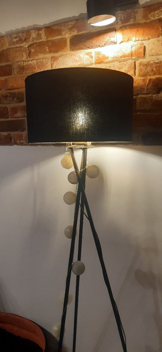 Lampa stojąca do salonu