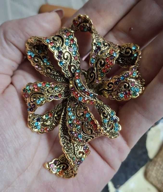 Spektakularna pozłacana broszka wymiary 8 cm x 6 cm