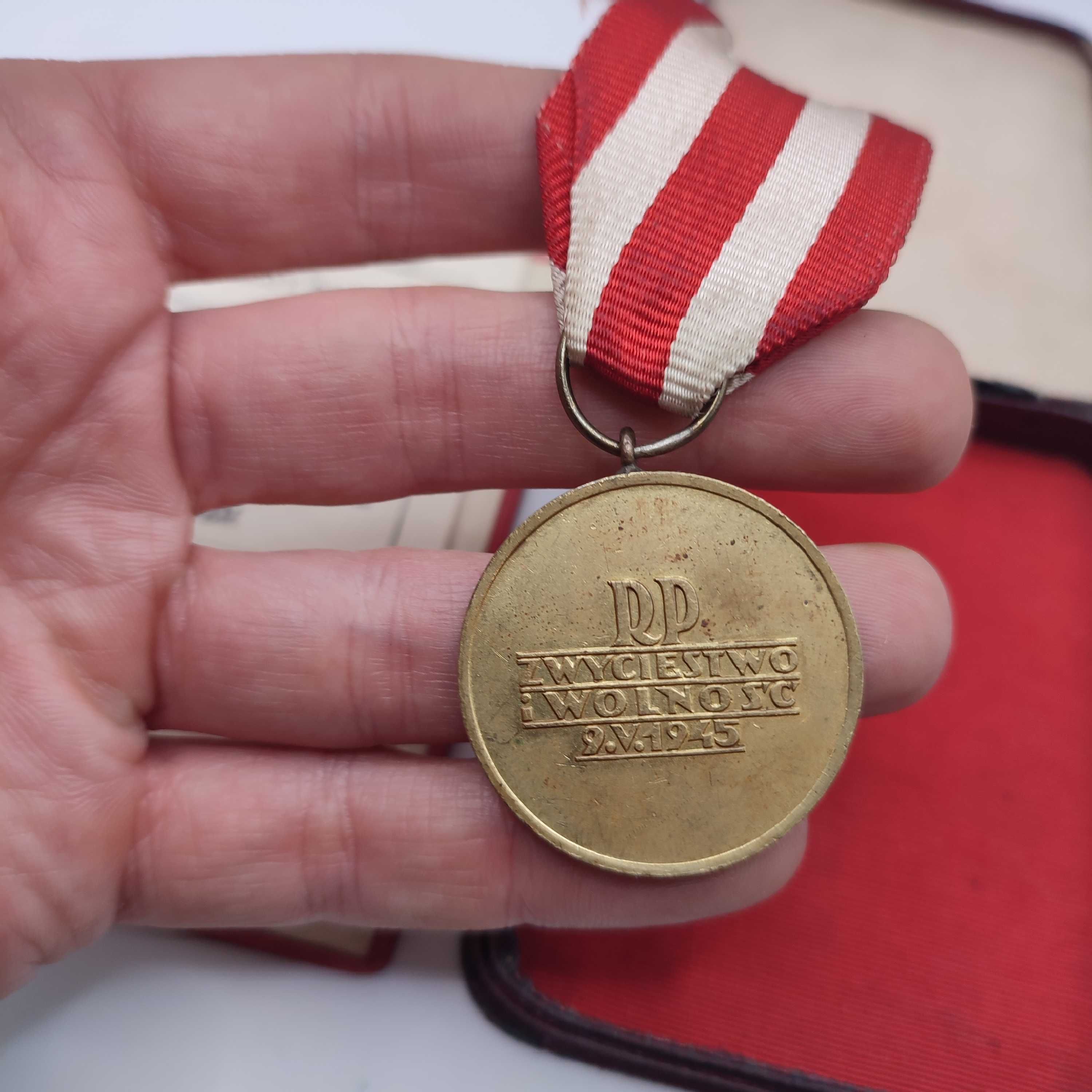 Medal Zwycięstwa i Wolności z legitymacją