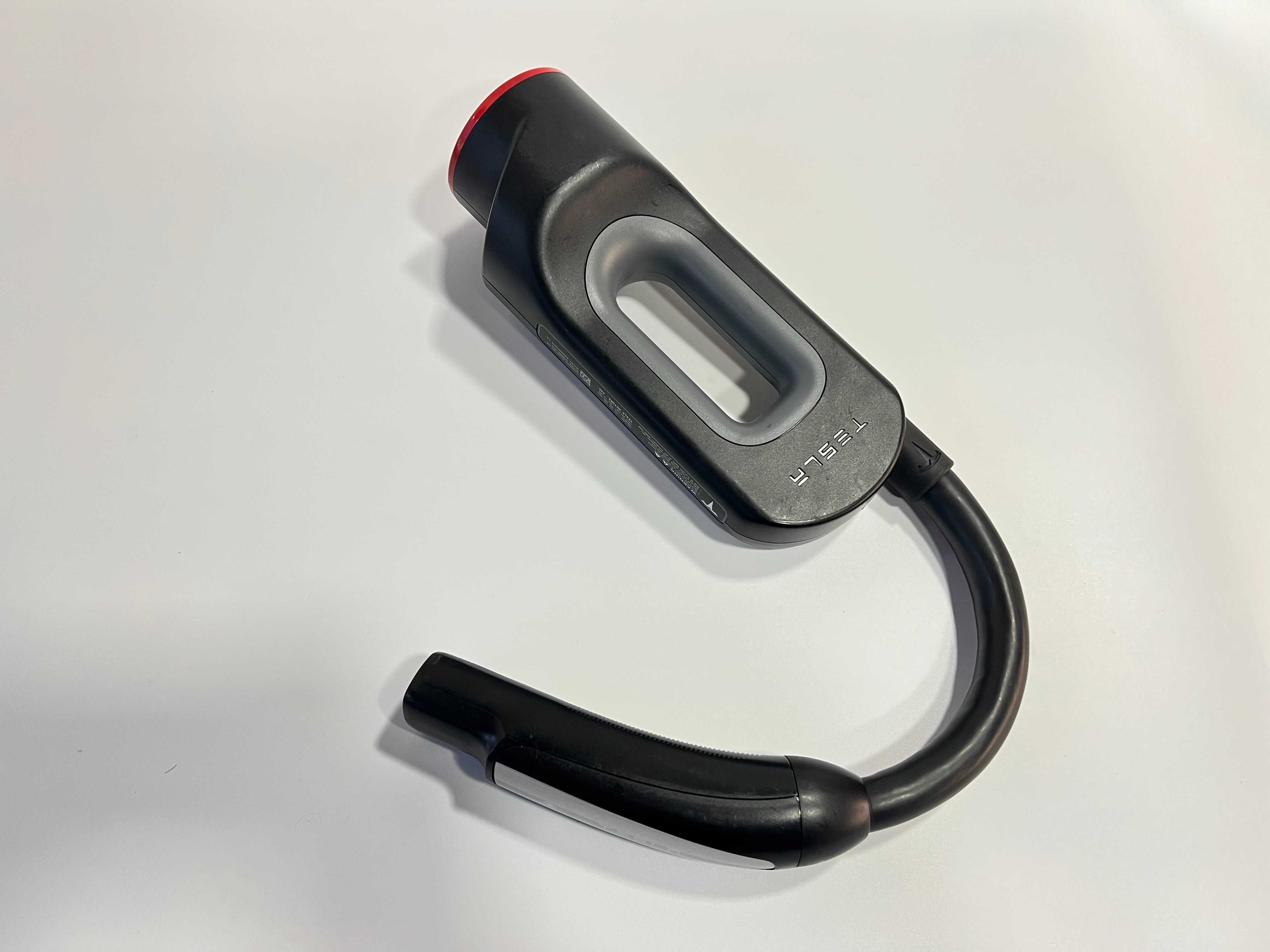 Перехідник CHAdeMO для зарядки американської Tesla