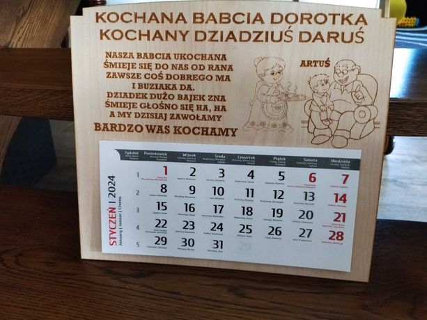 Kompozycje kwiatowe i kalendarze na Dzień Babci i Dziadka.