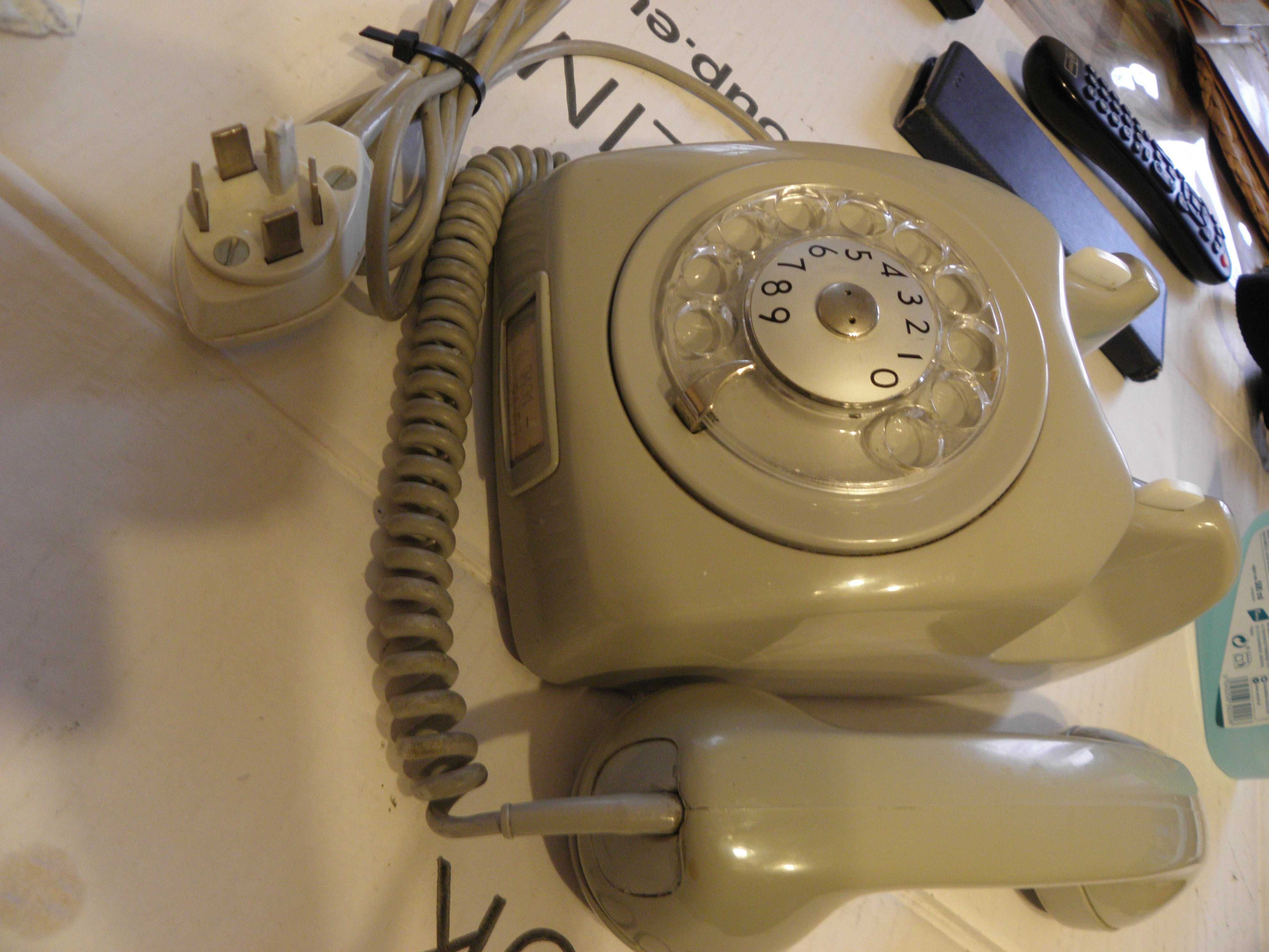 Stary stacjonarny telefon   szwedkiej  firmy Erikson  lata70 - 80-te