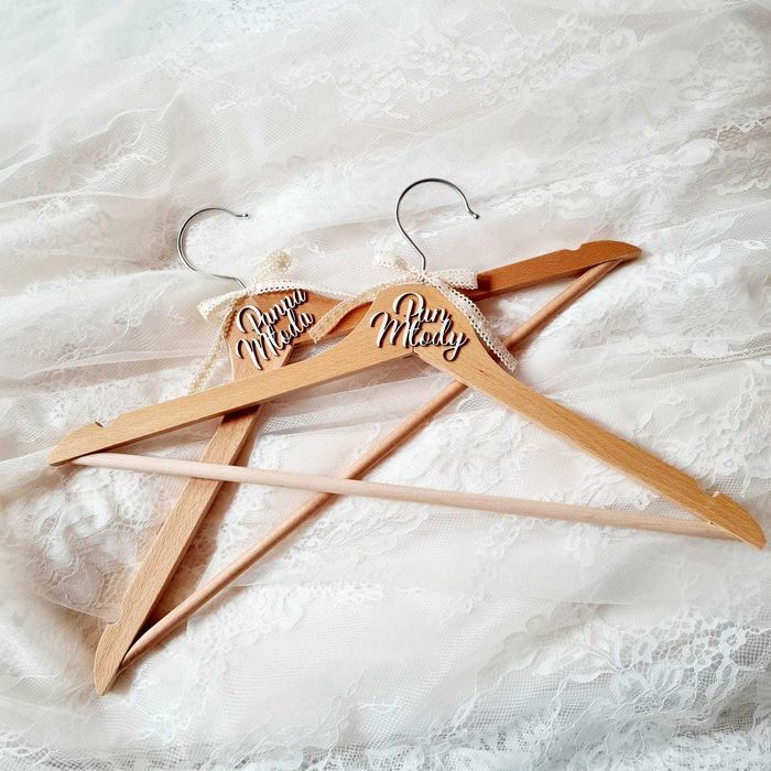 Komplet Wieszaków Ślubnych – Pan Młody & Panna Młoda Kremowa Wstążka