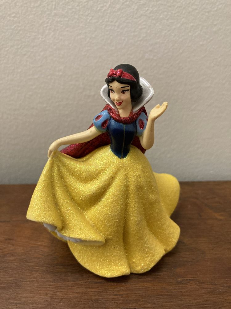 Figuras de princesas em ótimo estado