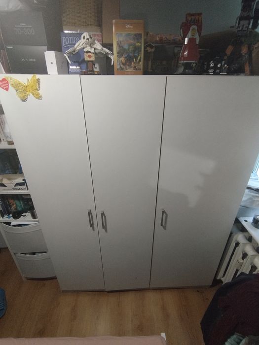 Sprzedam szafę pokojową.