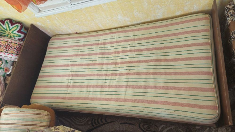 Віддамо ліжко з матрасом (самовивіз)