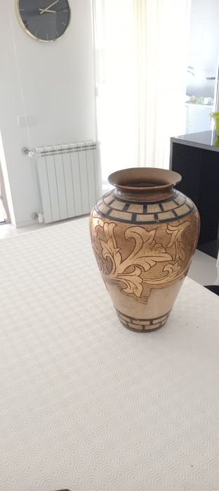 Jarrão em tons de dourado e preto usado
