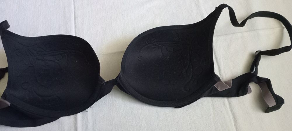 Нижня білизна, бюстгалтер