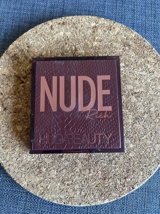 Paleta de sombras HudaBeauty - Nude Rich