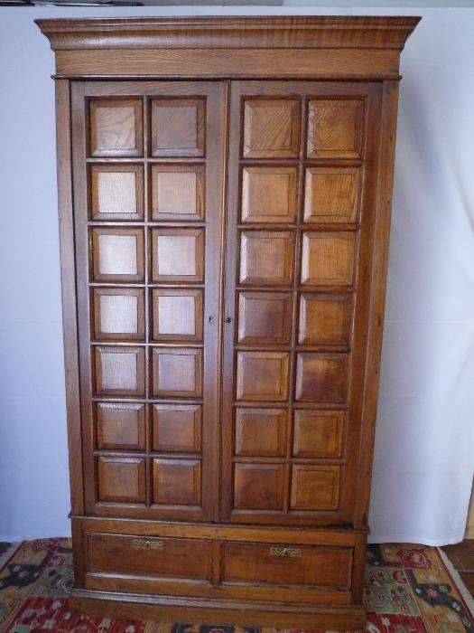 Armário com Portas Almofadadas