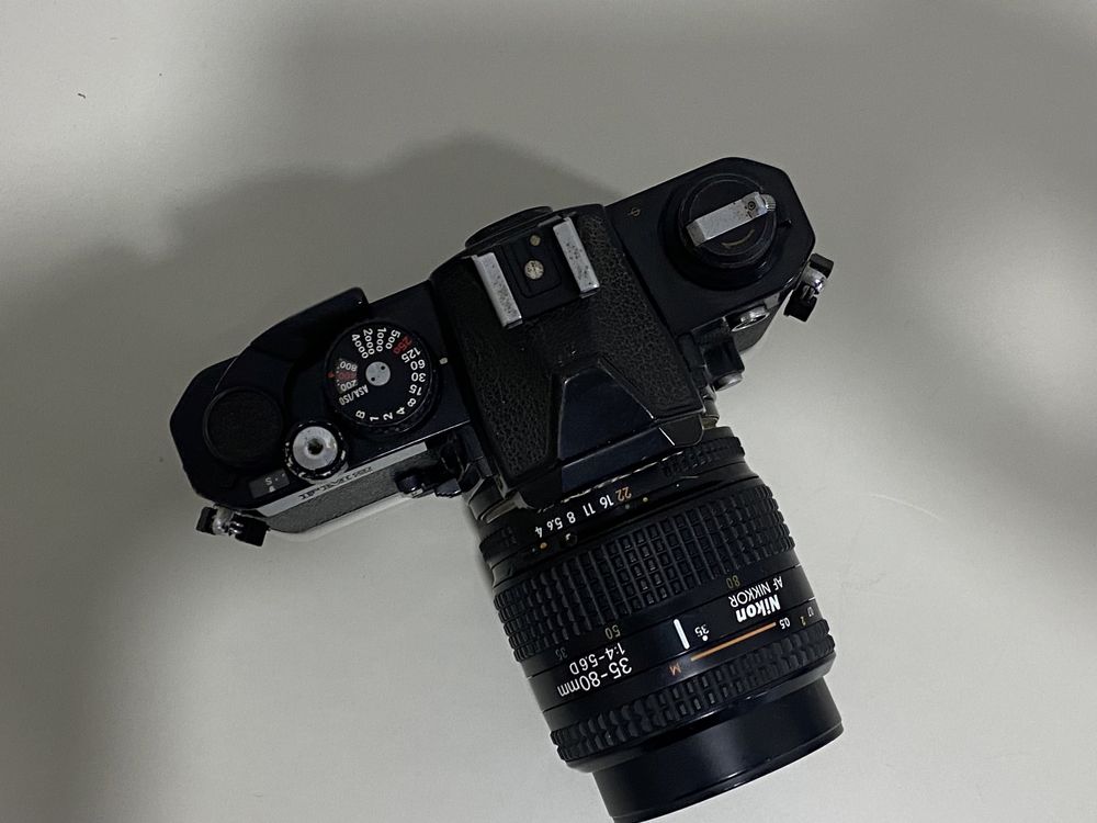 Nikon FM2 preta com lente